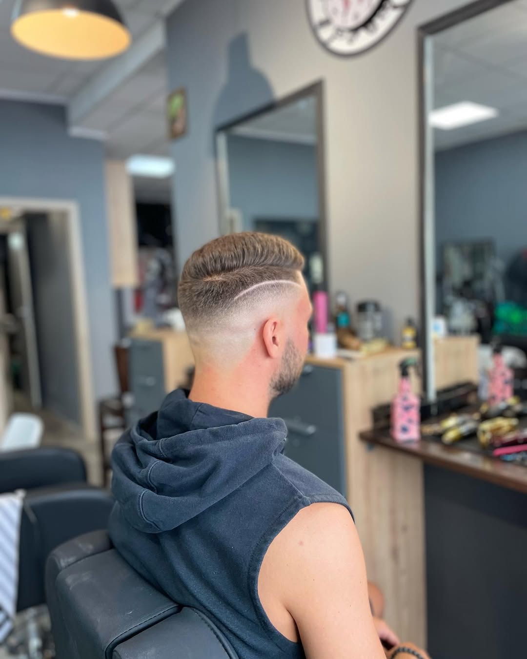 Profesionální holič poskytující odbornou službu střihu vlasů